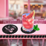 Dessous-de-verre En Papier Glam Pink Black Fashion 50e fête d'anniversaire<br><div class="desc">Un design flamboyant d'inspiration française, rose et noir "50", à l'âge de 50 ans, avec un gâteau boîte casquette, des stilettos roses et un sac de maquillage parmi divers cadeaux d'anniversaire inouverts et de succulents cupcakes. Parfait pour célébrer des anniversaires. Age est créé dans une police de parties scintillant fausse...</div>