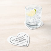 Dessous-de-verre En Papier Lettres grises argentées simples sur un dessous de (En situation)