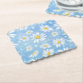 Dessous-de-verre En Papier Marguerites blanches ensoleillées sur le bleu (Incliné)