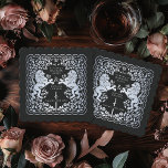 Dessous-de-verre En Papier Mariage d'épée médiévale du Lion royal noir d'arge<br><div class="desc">Ajoutez du charme royal à votre paysage de table ! Ces dessous de verre de mariage personnalisés sont dotés d'un majestueux lion et d'un design floral avec vos noms et monogramme, le tout en argent luxueux contre un arrière - plan noir. Parfait pour une fête d'imaginaire médiévale avec une élégance...</div>