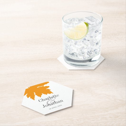 Dessous-de-verre En Papier Mariage/Fiançailles de feuille d'érable jaune d'au (En situation)