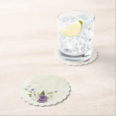 Dessous-de-verre En Papier mauve fleurs blanches verdure mariage (En situation)