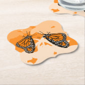 Dessous-de-verre En Papier Mignons Papillons Monarque Orange Jouant (Incliné)