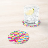 Dessous-de-verre En Papier Monogramme Arc-en-ciel lignes diagonales Motif Pop (En situation)
