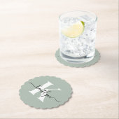 Dessous-de-verre En Papier Monogramme moderne Sage vert (En situation)