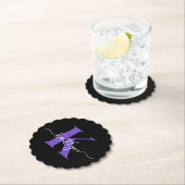 Dessous-de-verre En Papier Monogramme Moderne Violet Noir Script (En situation)