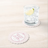 Dessous-de-verre En Papier Nœud Coquette Rose Réception de Mariage Pastel Bru (En situation)