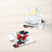 Dessous-de-verre En Papier Papillons noirs et rouges volants (En situation)