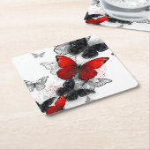 Dessous-de-verre En Papier Papillons noirs et rouges volants (Incliné)