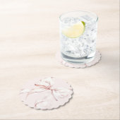 Dessous-de-verre En Papier Pink Bow Elle noue le noeud (En situation)