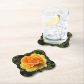 Dessous-de-verre En Papier Rose jaune dans la nature (En situation)