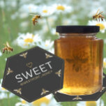 Dessous-de-verre En Papier Six Queen Bee HEXAGON Honey avec coeur Promotions<br><div class="desc">Queen Bee motif avec coeur en or métallique et texte en relief. Idéal pour les tables du marché fermier ou les présentoirs de magasin pour mettre sous vos pots de miel.</div>