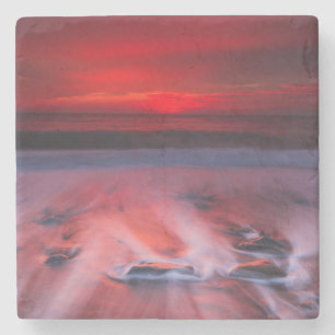 Dessous-de-verre En Pierre Aube au-dessus de la mer orageuse