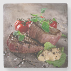 Dessous-de-verre En Pierre Biftecks grillés de BBQ avec les herbes et les