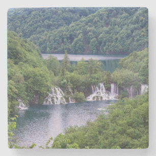 Dessous-de-verre En Pierre Cascade cascade avec forêt verte en Croatie