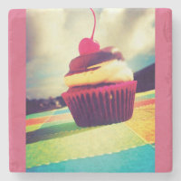 Cupcake coloré avec cerise sur le dessus