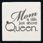 DESSOUS-DE-VERRE EN PIERRE DEVIS MOM<br><div class="desc">Maman est un titre juste au-dessus de la reine.</div>