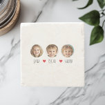 Dessous-de-verre En Pierre Grand-père personnalisé EST 2025 avec les visages<br><div class="desc">Célébrez le nouveau titre de grand-père avec ce dessous de verre en pierre personnalisé avec d’adorables photos et noms de petits-enfants. Avec son aménagement épuré et son sol en marbre rustique, c’est l’endroit idéal pour célébrer la fête des pères, les anniversaires ou une faire-part spéciale "grand-père à être". Fonctionnel et...</div>