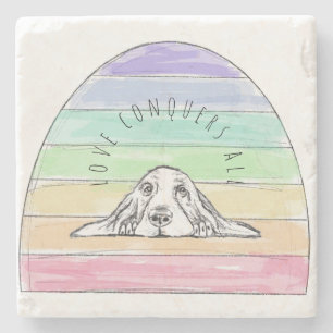 Dessous-de-verre En Pierre l'amour conquiert tout chien arc-en-ciel basset ho