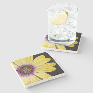 Dessous-de-verre En Pierre Marguerite africaine jaune sur fond floral noir