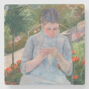 Dessous-de-verre En Pierre Mary Cassatt - Jeune fille cousant dans un jardin