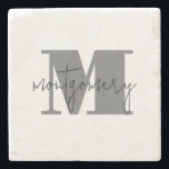 Dessous-de-verre En Pierre Nom initial du monogramme personnalisé<br><div class="desc">Le dessous de verre de boisson classique comprend votre nom de famille et votre nom de famille monogramme sur lui,  une belle décoration maison personnalisée ou offrir en cadeau! Changez les couleurs pour les adapter à votre décor.</div>