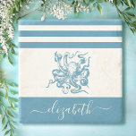 Dessous-de-verre En Pierre octopus turquoise vintage nom du script de la mais<br><div class="desc">Sentez les vibes côtières et détendez-vous avec votre boisson préférée, tout en protégeant votre mobilier, avec ce magnifique, chic, simple, vintage, personnalisé monogramme dessous de verre en pierre de nom. Une pieuvre vintage bleue turquoise et graphique recouvre un arrière - plan blanc accentué de bandes bleues turquoises nautiques. Personnalisez avec...</div>