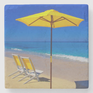 Dessous-de-verre En Pierre Parapluie de plage jaune et chaises impeccables