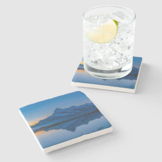 Dessous-de-verre En Pierre Reflet d'eau au coucher du soleil sur la montagne 