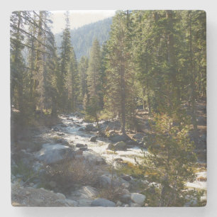 Dessous-de-verre En Pierre Rivière Kaweah dans le parc national de Sequoia