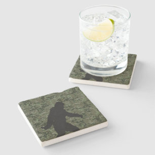 Dessous-de-verre En Pierre Silhouette allée de Squatchin sur le camouflage d
