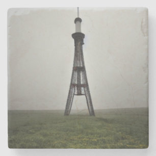 Dessous-de-verre En Pierre Tour radio haute antenne dans un brouillard sombre