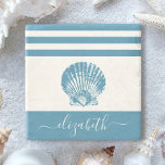 Dessous-de-verre En Pierre Turquoise vintage seashell beach nom du script de<br><div class="desc">Sentez les vibes côtières et détendez-vous avec votre boisson préférée, tout en protégeant votre mobilier, avec ce magnifique, chic, simple, vintage, personnalisé monogramme dessous de verre en pierre de nom. Un coquillage vintage bleu turquoise et graphique recouvre un arrière - plan blanc accentué de bandes bleues turquoises nautiques. Personnalisez avec...</div>