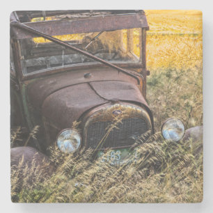 Dessous-de-verre En Pierre Vieille voiture abandonnée dans les hautes herbes