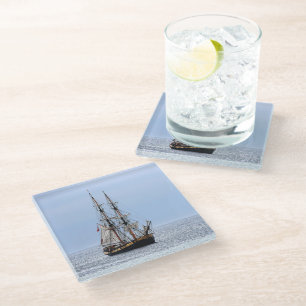 Dessous-de-verre En Verre Bateau de pêche nautique sous un ciel bleu