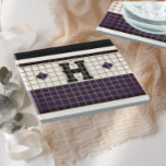Dessous-de-verre En Verre Carrelage Bistro vintage violet et monogramme or<br><div class="desc">Ce dessous de verre royal violet,  crème et noir en faux tuiles est parfait pour n'importe quelle maison. Ses lignes épurées,  ses couleurs simples et sa motif vintage sont intemporelles et polyvalentes. Un design de dalle bistrot sur une surface qui est durable et facile à nettoyer.</div>