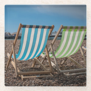 Dessous-de-verre En Verre Chaises de plate-forme regardant la mer
