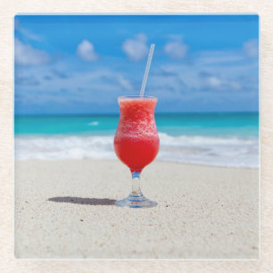Dessous-de-verre En Verre Cocktail rouge près de la mer Photo