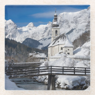 Dessous-de-verre En Verre Église dans la neige avec les Alpes