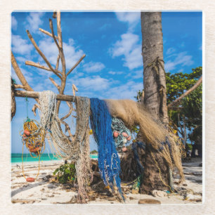 Dessous-de-verre En Verre Filets de pêche séchant sur la plage