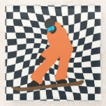 Dessous-de-verre En Verre Freeride Snowboardeur En Costume Orange À damiers<br><div class="desc">Illustration fantaisiste cool de snowboarders colorés,  snowboard descendant en montagne,  sur la neige fraîche en poudre. Snowboard et sport de plein air de Noël. Cadeaux de snowboard. Cadeaux de l'équipe de snowboard. Chèques rétro déformés à damiers snowboard.</div>