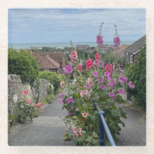 Dessous-de-verre En Verre Hollyhocs le long du mur de l'église St Leonards à