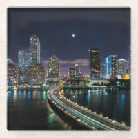 Horizon de ville de Miami avec le pont la nuit