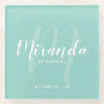 Dessous-de-verre En Verre Mint Green Modern Script Personnalisé Bridesmaitre<br><div class="desc">Ajoutez une touche personnelle à votre mariage grâce à un dessous de verre en verre personnalisé. Ce dessous de verre présente le nom personnalisé de la demoiselle d'honneur en blanc de style de police de script moderne et monogramme en vert clair de style de police de script moderne comme arrière...</div>