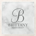 Dessous-de-verre En Verre Monogramme personnalisé en marbre et nom Bridesmai<br><div class="desc">Cadeaux Bridesmaid personnalisées modernes avec monogramme personnalisé dans un style de police de script élégant avec nom et titre de bridesmaid dans le style de police serif classique sur arrière - plan de marbre blanc. Parfait aussi pour femme de ménage d'honneur,  mère de la mariée et plus.</div>