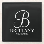 Dessous-de-verre En Verre Monogramme personnalisé moderne et nom Bridesmaid<br><div class="desc">Cadeaux Bridesmaid personnalisées modernes avec monogramme personnalisé dans un style de police de script élégant avec le nom et le titre de bridesmaid dans le style de police serif classique sur arrière - plan noir. Parfait aussi pour femme de ménage d'honneur,  mère de la mariée et plus.</div>