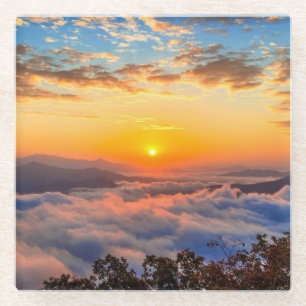 Dessous-de-verre En Verre Montagnes Seoraksan couvertes de brouillard au lev