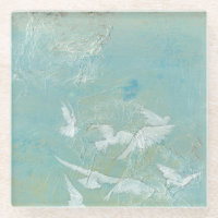 Oiseaux blancs à travers le ciel bleu