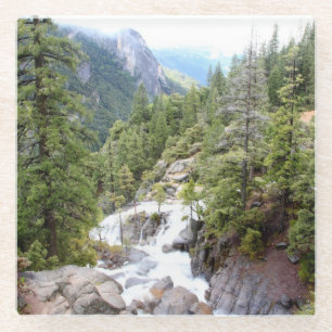 Dessous-de-verre En Verre Rivière rocheuse en parc national de Yosemite
