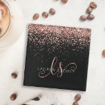 Dessous-de-verre En Verre Rose Gold Blush Pink Parties scintillant Glam Nom<br><div class="desc">Glam Rose Parties scintillant or Élégant Dessous de verre en verre Monogram. Personnalisez facilement ce dessous de verre en verre chic branché avec une élégante parties scintillant brillante rose or sur un arrière - plan noir. Le design comprend votre monogramme manuscrit avec de jolis tourbillons et votre nom.</div>